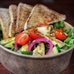 SAŁATKA z SEREM HALLOUMI lub FALAFELEM